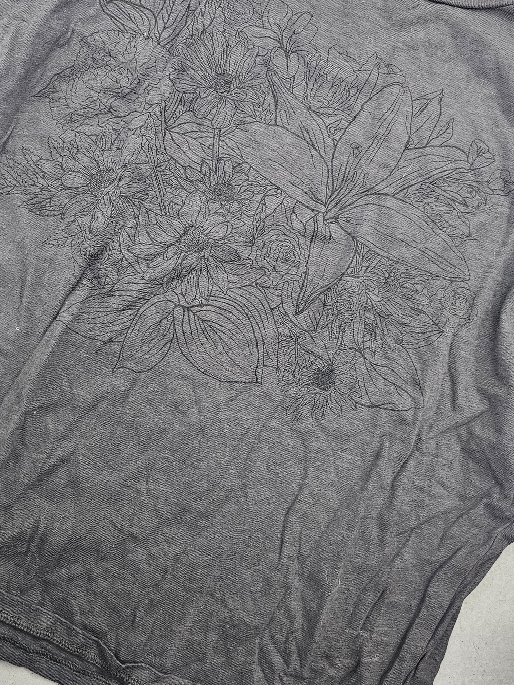 American Eagle Outfitters Gray Floral Graphic Tee